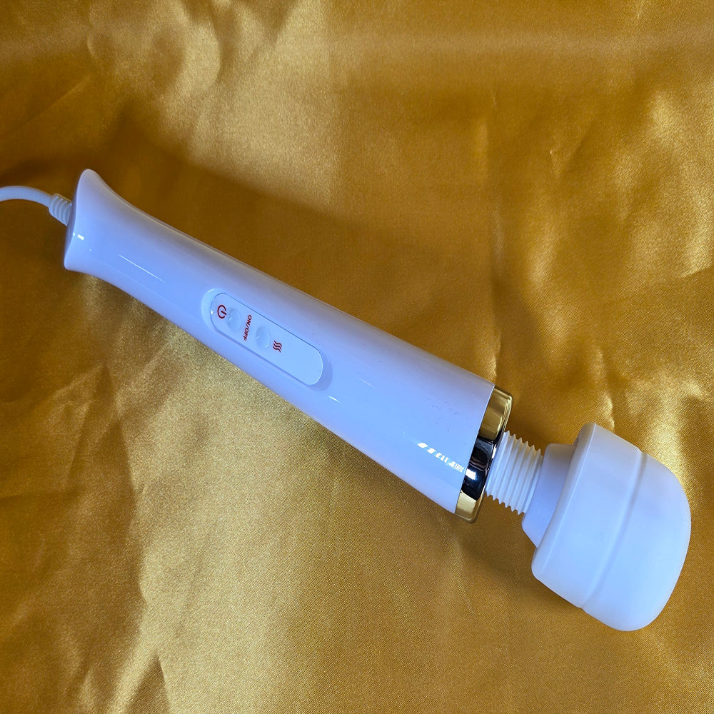 Magic Wand Massager vit – stilren massagestav i vitt med guldtonade detaljer från Chambers of Love