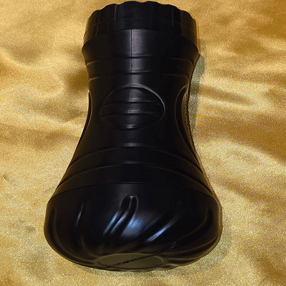 Onanikopp med Löstagbar Vibrator – Sexkopp för Män Svart, framsida på gyllene satinbakgrund, Chambers of Love