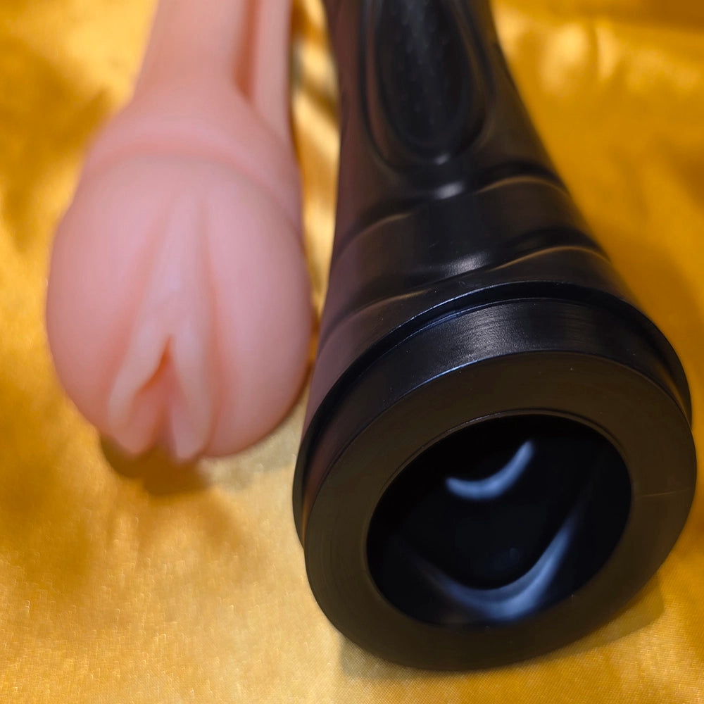 Onanikopp med Löstagbar Vibrator – Sexkopp för Män Svart, sidovy med ergonomiskt grepp på gyllene satin, Chambers of Love