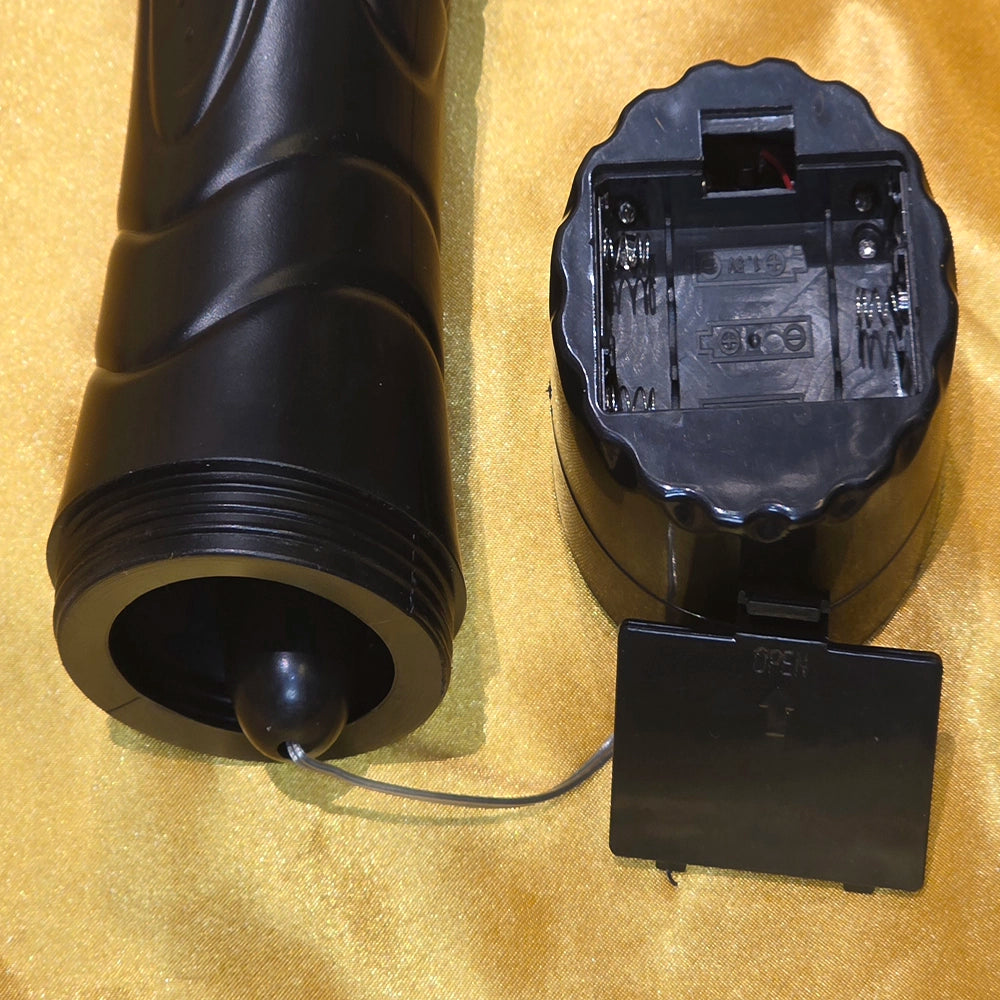 Onanikopp med Löstagbar Vibrator – Sexkopp för Män Svart, detaljbild av batterihållaren från Chambers of Love