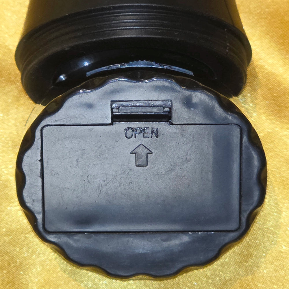 Onanikopp med Löstagbar Vibrator – Sexkopp för Män Svart, detaljabild på batteri luckan  på gyllene satin, Chambers of Love
