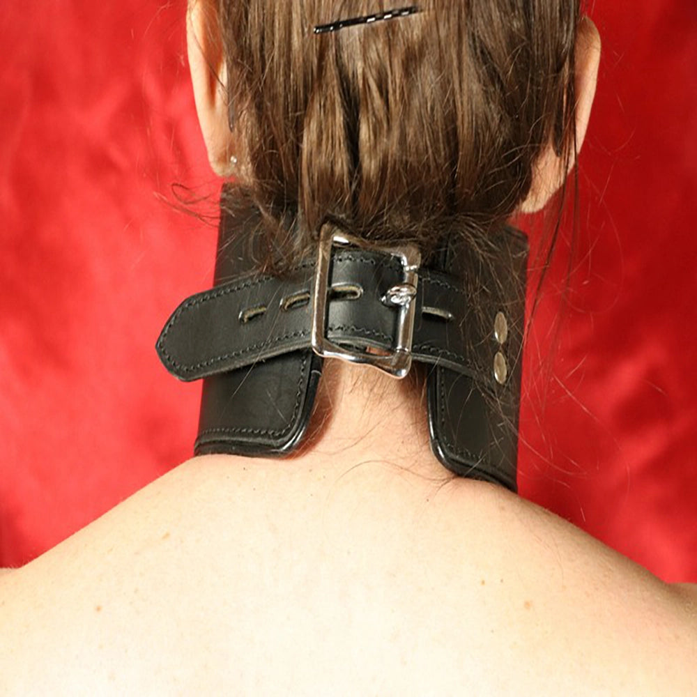 BDSM posture läderhalskrage o-ring svart kant på modell bakifrån från Chambers of Love