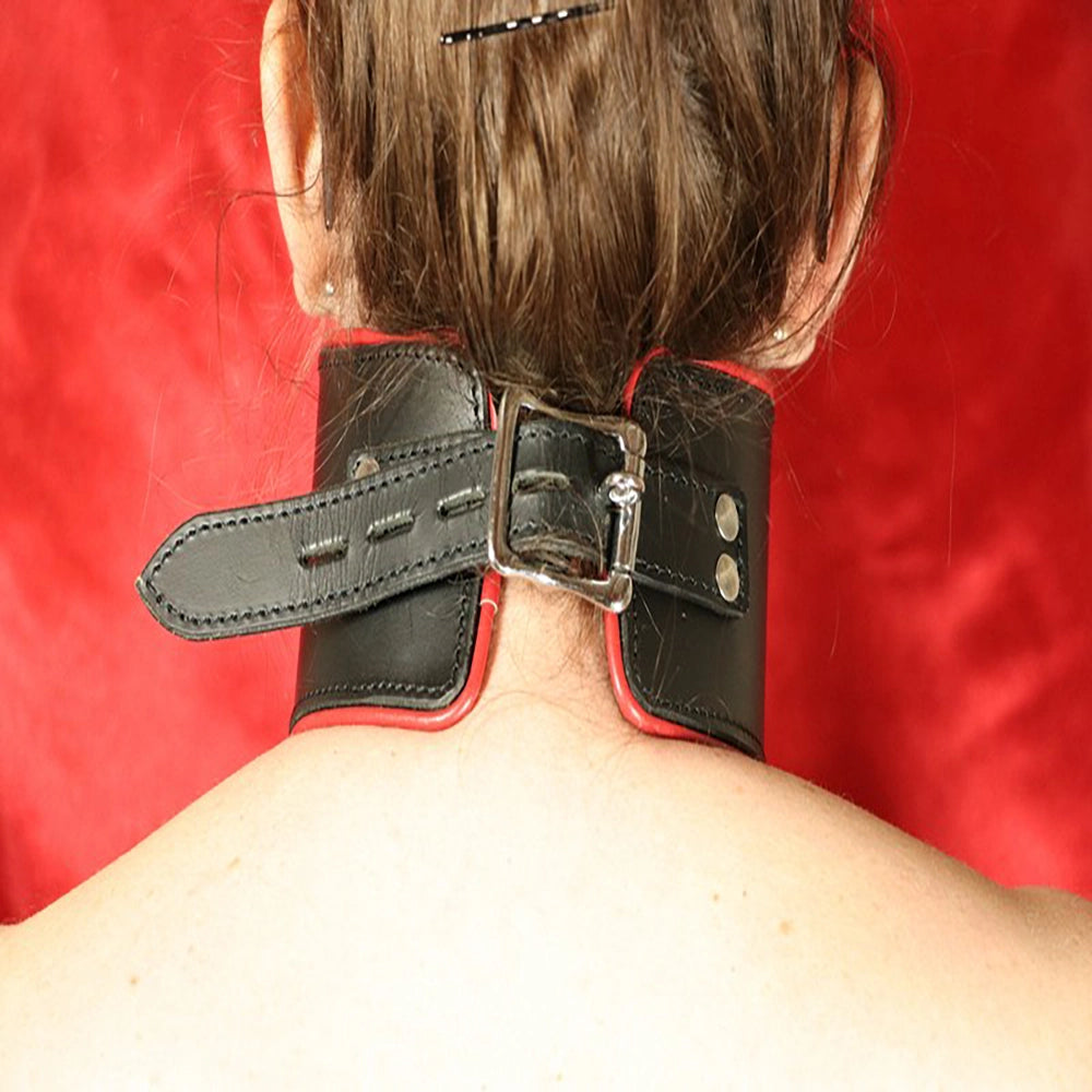 BDSM posture läderhalskrage o-ring röd kant på modell bakifrån från Chambers of Love
