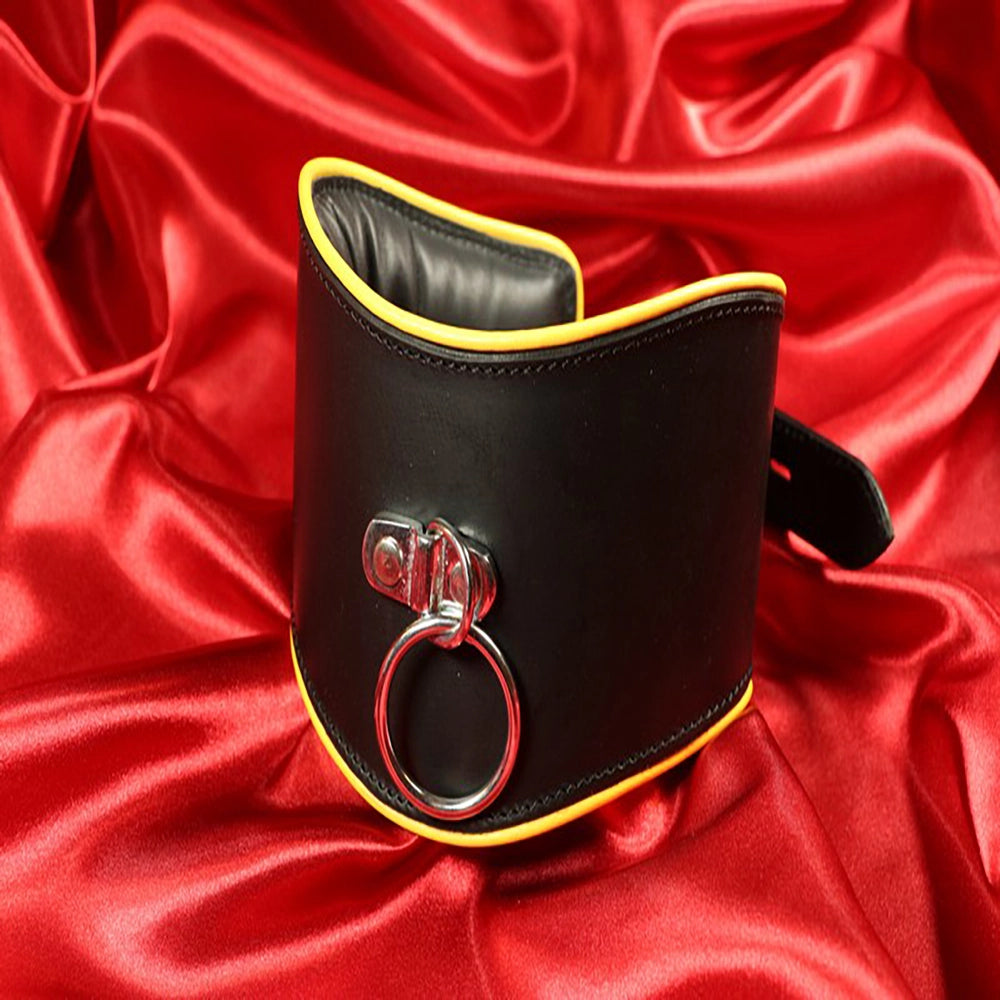 BDSM posture läderhalskrage o-ring gul kant framifrån produktbild från Chambers of Love