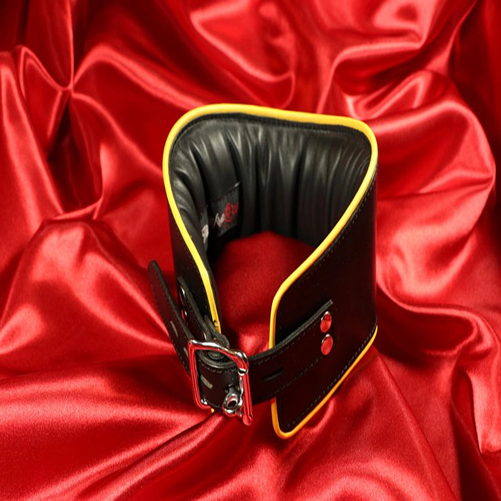 BDSM posture läderhalskrage o-ring gul kant bakifrån produktbild från Chambers of Love