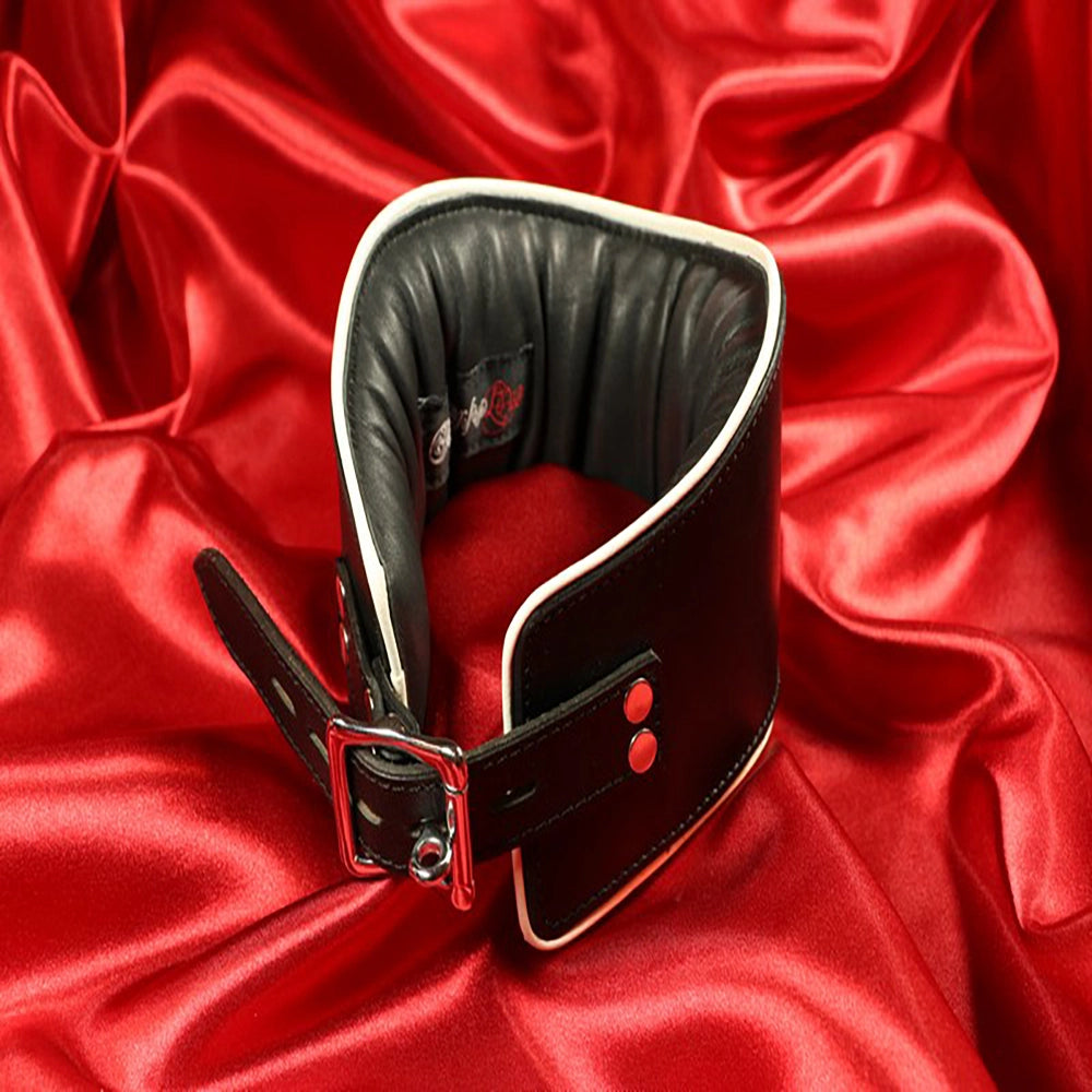 BDSM posture läderhalskrage o-ring vit kant bakifrån produktbild från Chambers of Love
