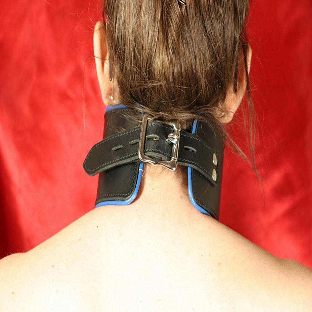 BDSM posture läderhalskrage o-ring blå kant på modell bakifrån från Chambers of Love