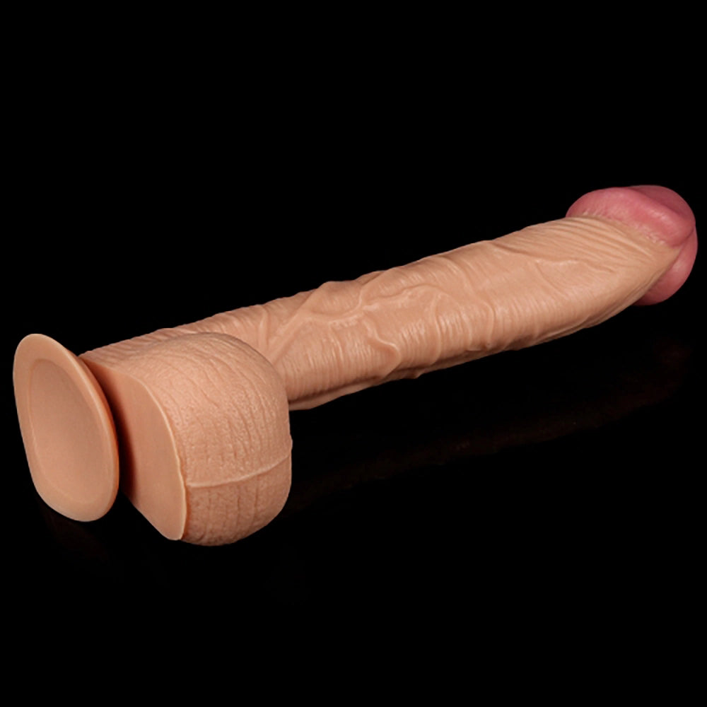 Realistisk dildo med pung LoveToy Legendary King-Sized liggande sidovy 33 cm från Chambers of Love sortiment.