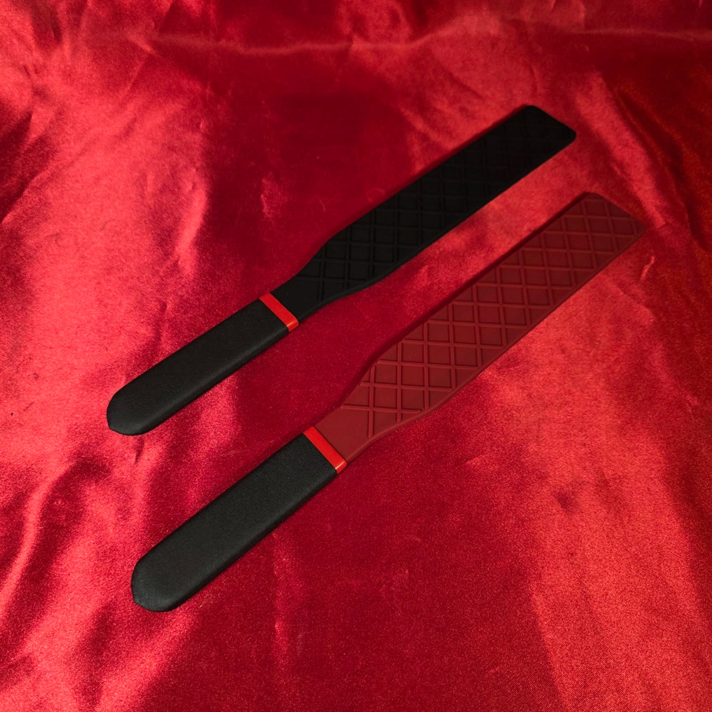 Nätmönster silikon BDSM paddel 33,5 cm i svart och röd, gruppbild från Chambers of Love