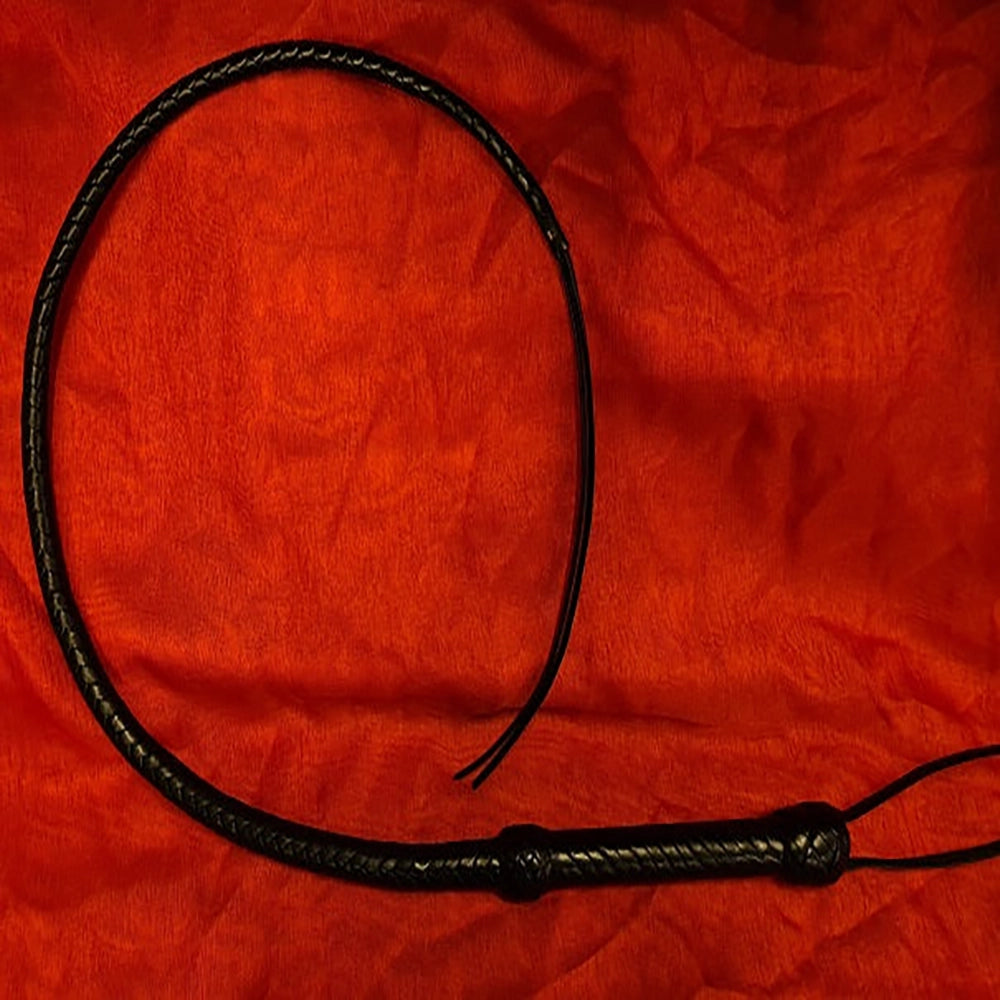 BDSM-piska med dubbelsnärt 120 cm från Chambers of Love med flätat svart handtag