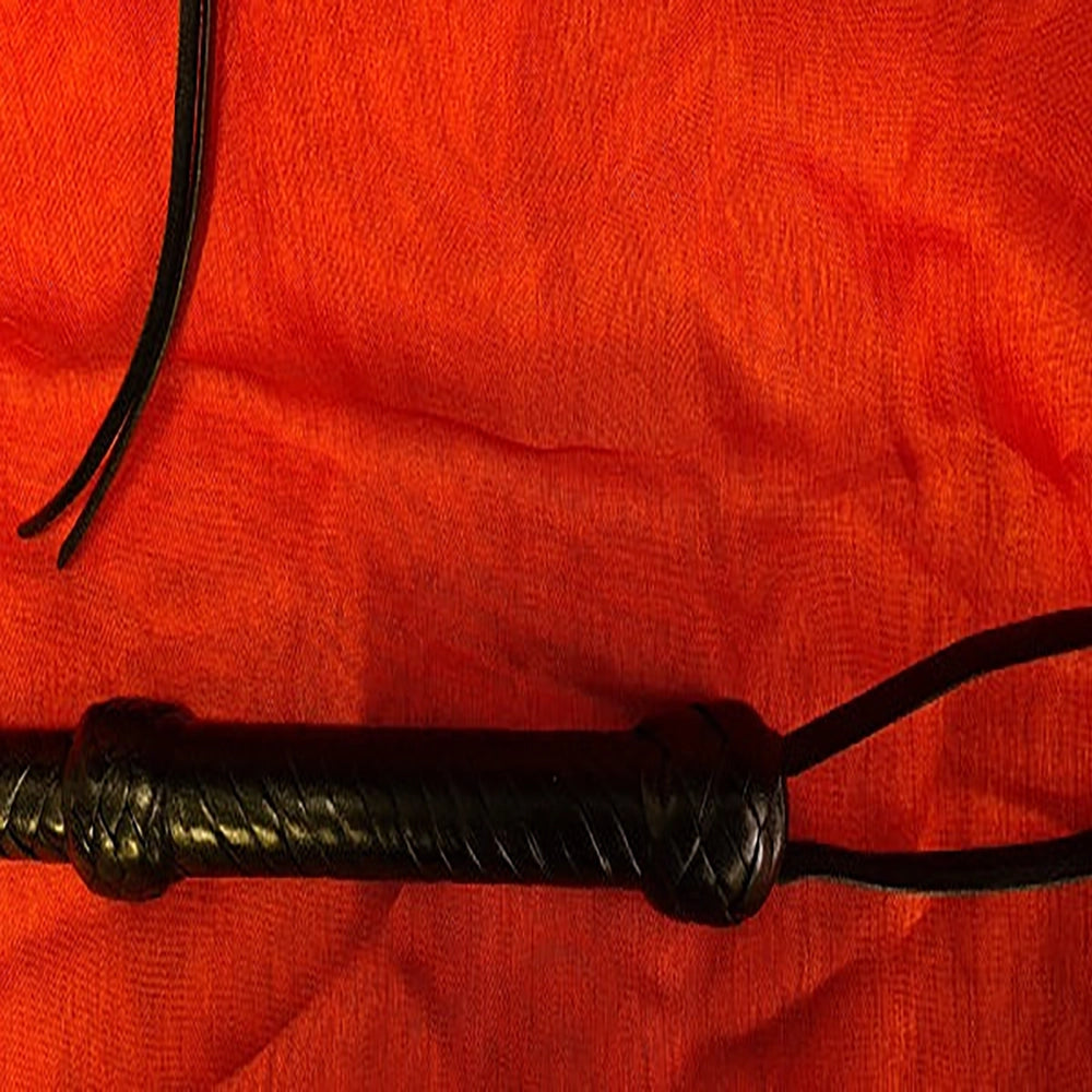 Detaljbild av handtag på BDSM-piska med dubbelsnärt 120 cm i svart från Chambers of Love