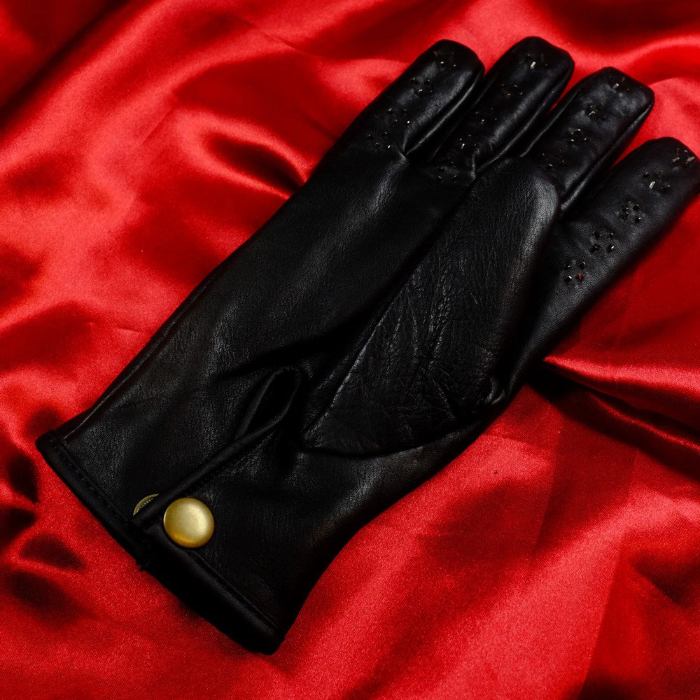 Vampyrhandske_Narbild_Spikar_Chambers_of_Love