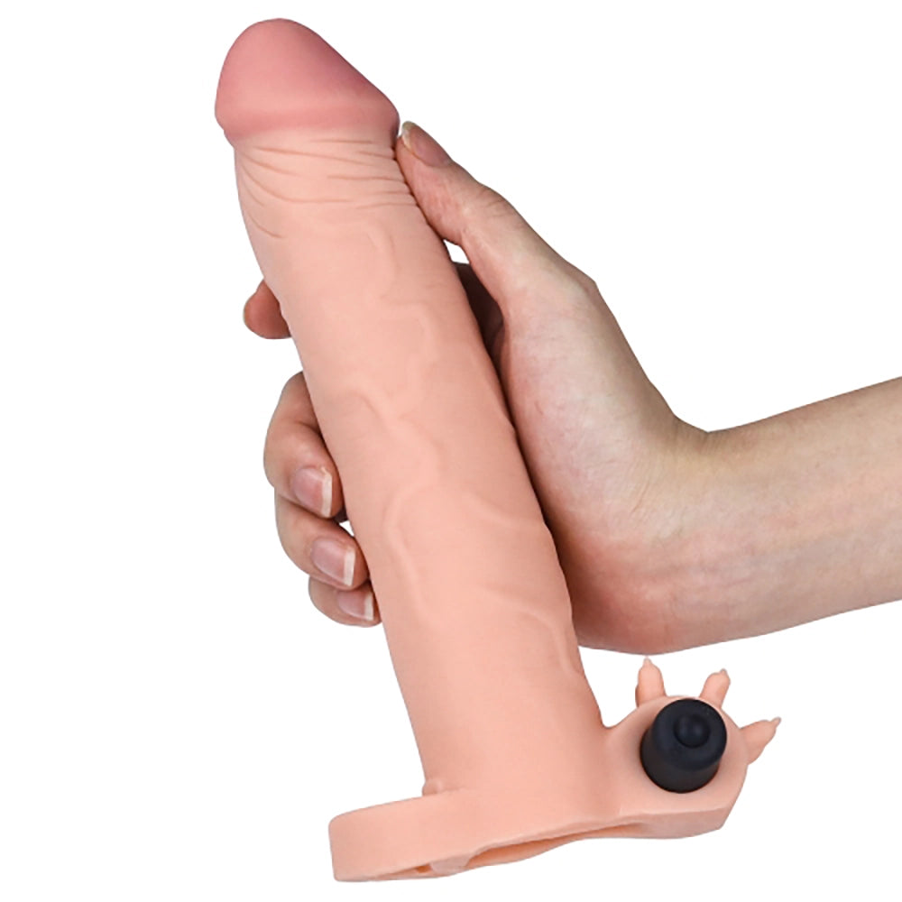 vibrerande penishylsa Pleasure X-Tender LV1065 – mjuk TPE-hylsa hålls i handen visar storlek 20 cm från Chambers of Love