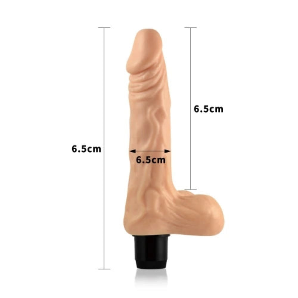 Realistisk vibrator med pung – Xtreme Feel – måttbild med pungbredd 6,5 cm och skaftdiameter 6,5 cm från Chambers of Loves sortiment