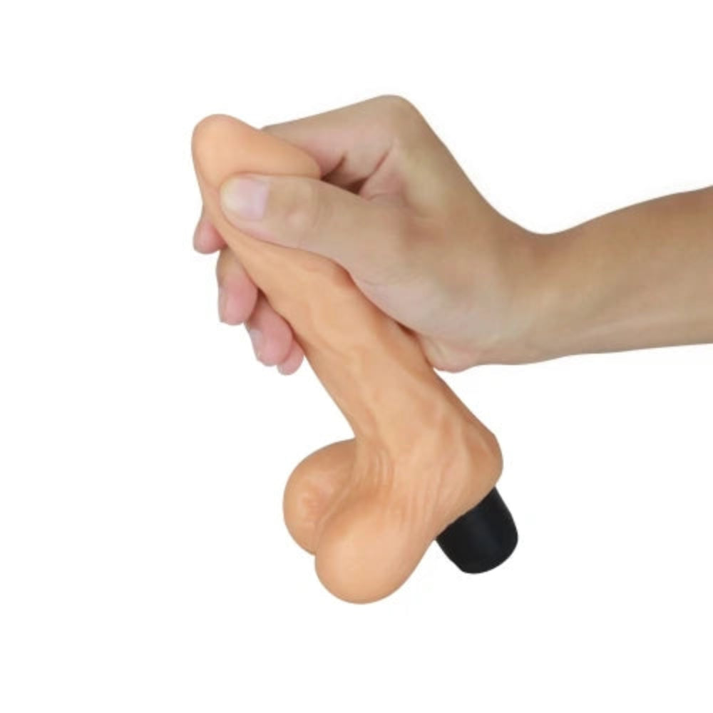 Realistisk vibrator med pung – Xtreme Feel – mjuk hudlik TPR visad i hand för storleksjämförelse från Chambers of Loves sortiment