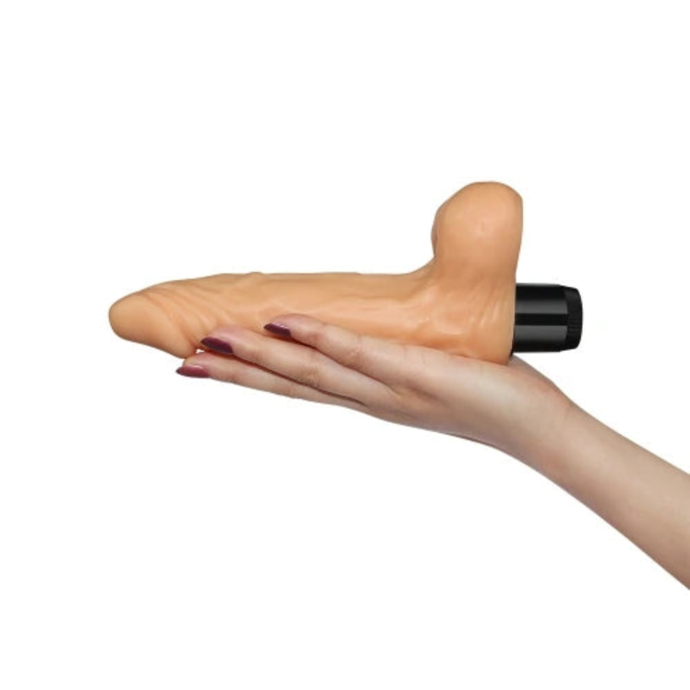 Realistisk vibrator med pung – Xtreme Feel – mjuk TPR cyberskin liggande i öppen hand för storleksjämförelse från Chambers of Loves sortiment