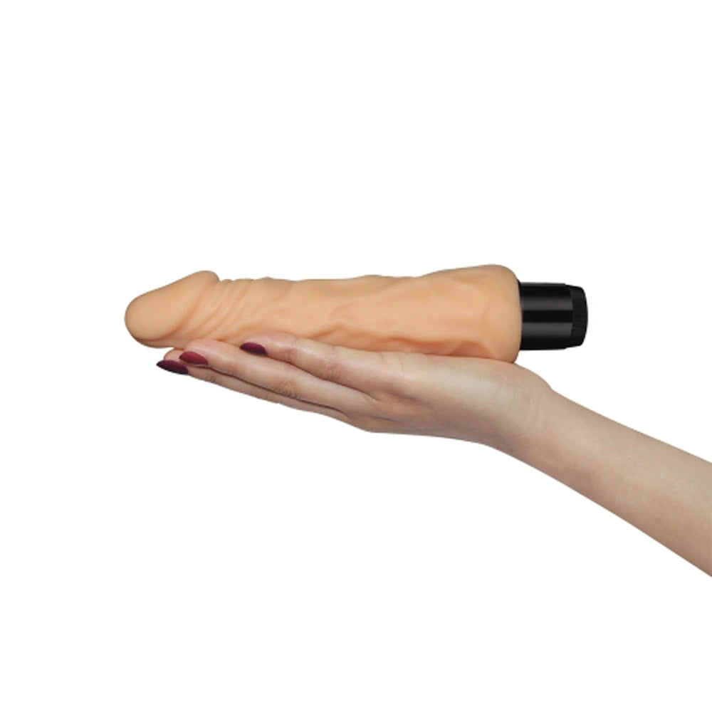Realistisk vibrator rak – Xtreme Feel – mjuk TPR cyberskin liggande i öppen hand för storleksjämförelse från Chambers of Loves sortiment