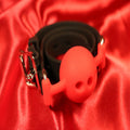Andningsbar silikon boll gag i storlek S och röd färg från Chambers of Love för BDSM och bondage