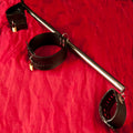 BDSM hals- och arm spridare Chambers of Love med rörligt halsband i 4,5 cm bredd