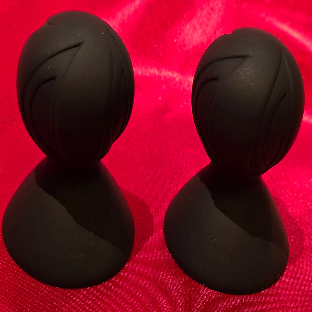 2 stycken Svarta silikone BDSM Sugkoppar för bröstvårtor 7 x Ø5,4 cm från Chambers of Loves sortiment