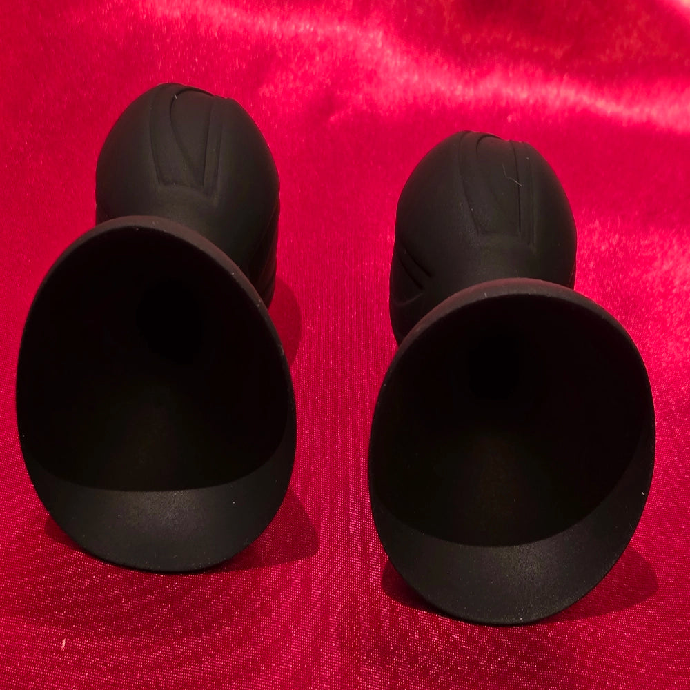 2 stycken liggande svarta silikone BDSM Sugkoppar för bröstvårtor 7 x Ø5,4 cm från Chambers of Loves sortiment