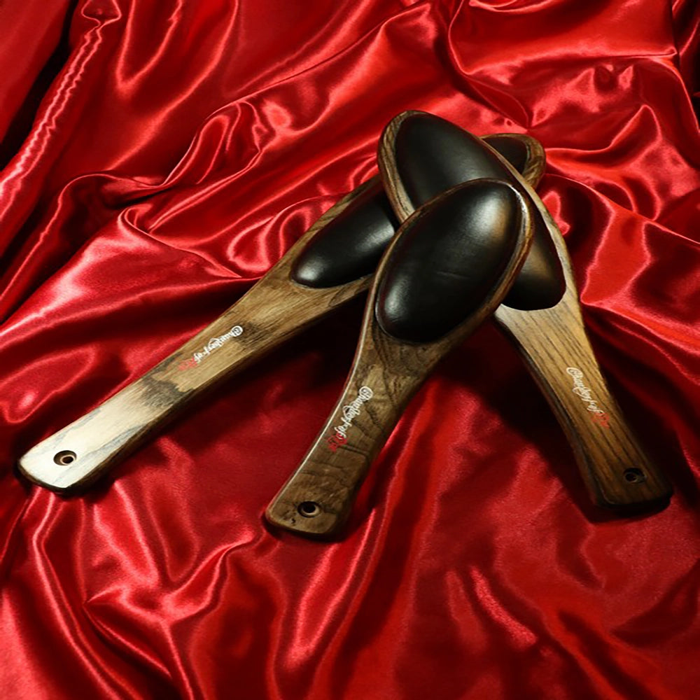 BDSM Teakpaddel med Vadderad Sida gruppbild från Chambers of Love i storlekarna S, M och L
