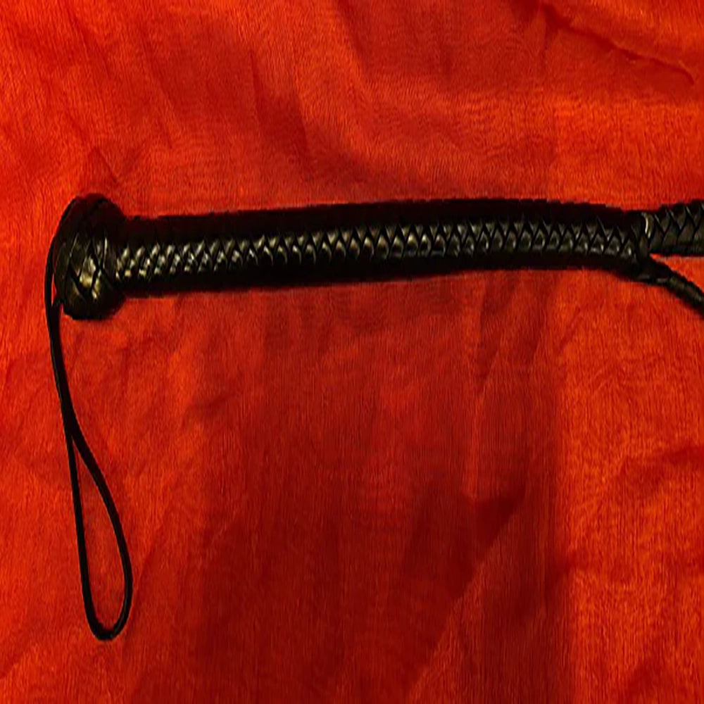 Detaljbild på flätade delar på Flätad 9-svansad läderpiska i svart från Chambers