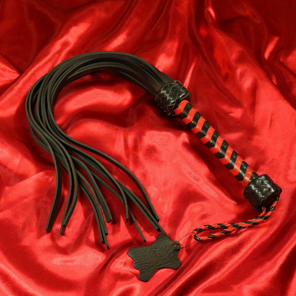 12-svansad gummi flogger röd-svart handtag med svart industrigummi från Chambers of Love