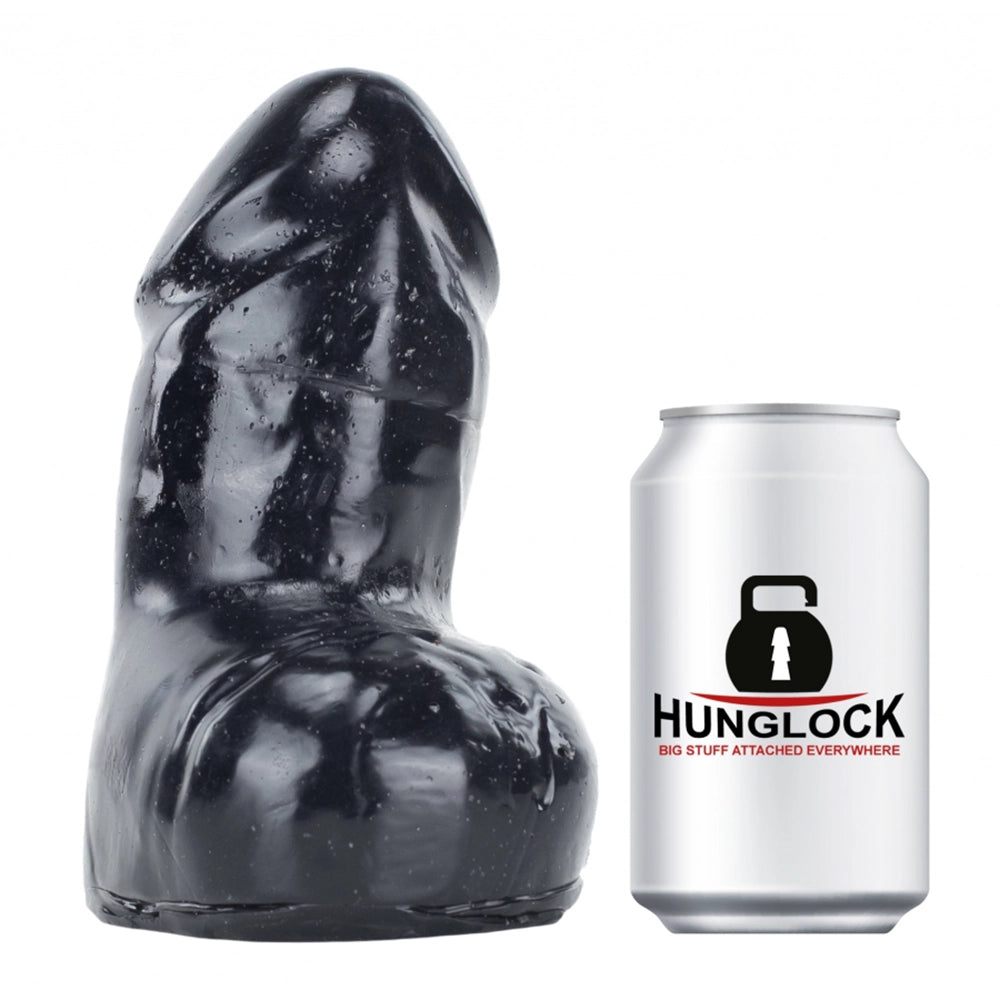  XXL vinyl dildo Hunglock Easy 9x6.5 cm med storlekssjämförelse från Chambers of Love