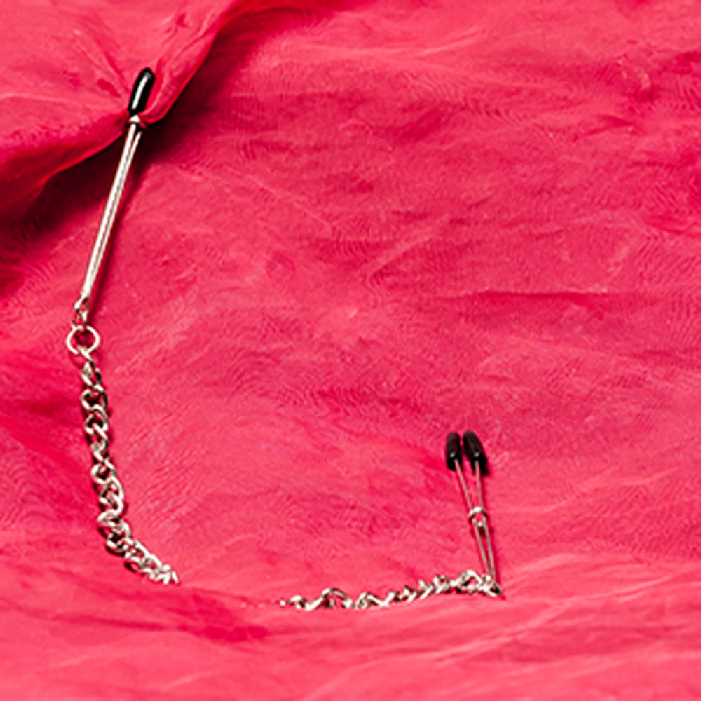Justerbara bröstvårtsklämmor med lång kedja i metall där du kan fästa vikter hos Chambers of Love