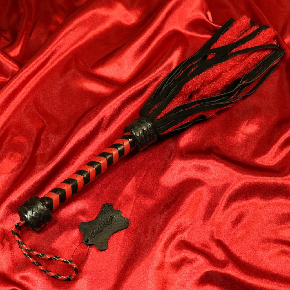 Kort Shaman flogger röd-svart med mockaläder och fuskpäls från Chambers of Love