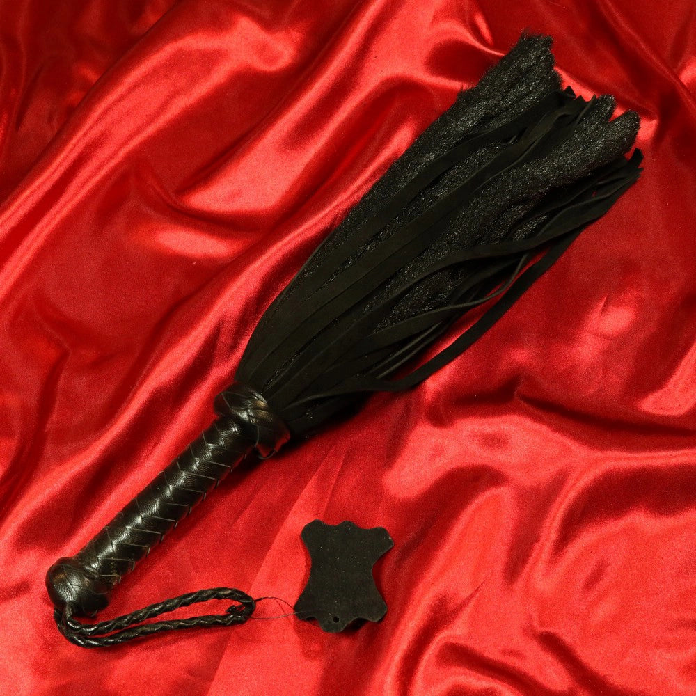 Kort Shaman flogger svart med mockaläder och fuskpäls från Chambers of Love