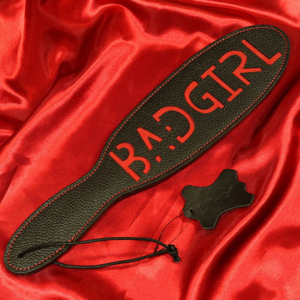 Läderpaddel BAD GIRL svart med röd inskription från Chambers of Love