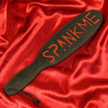 BDSM läderpaddel SPANK ME svart med röd inskription från Chambers of Love