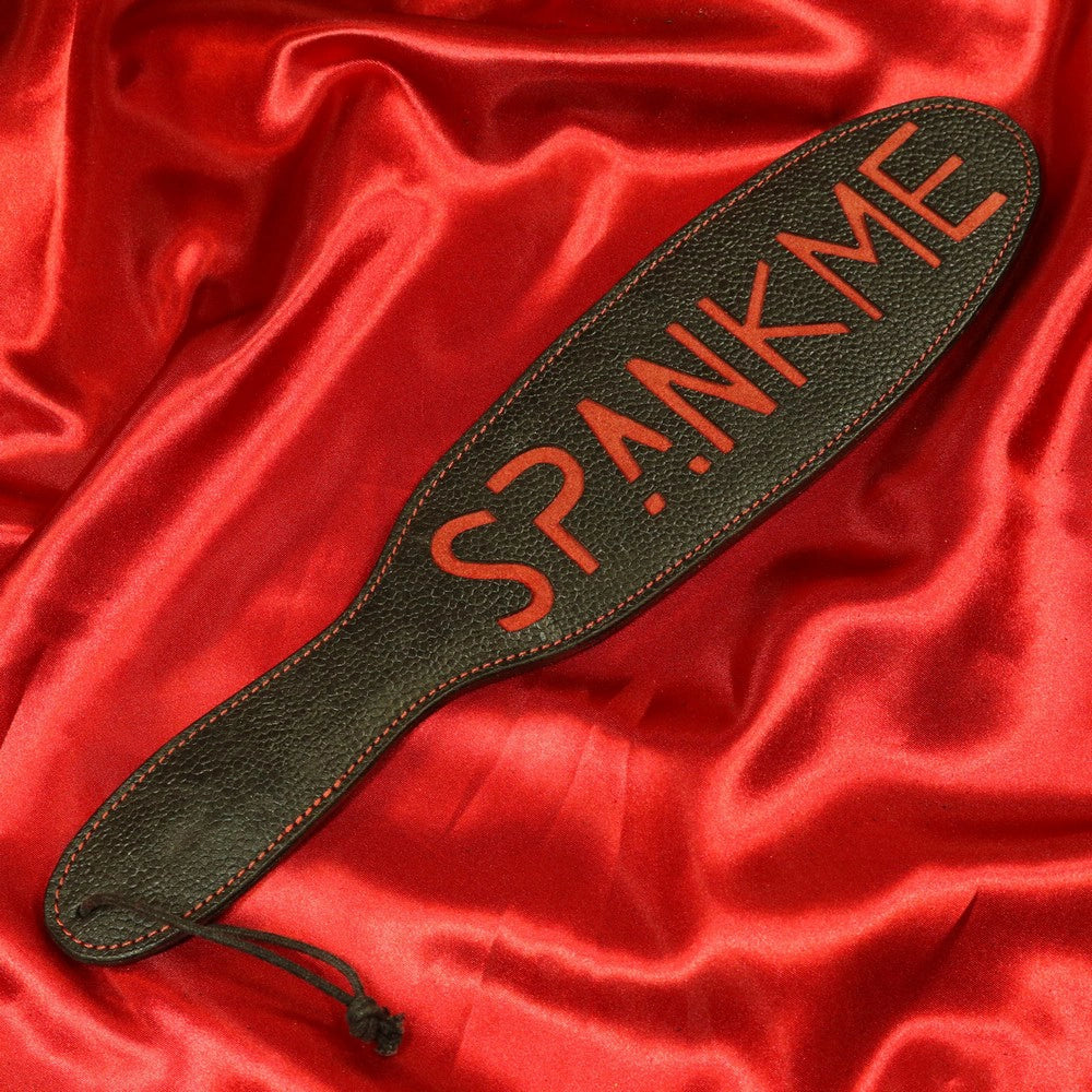 BDSM läderpaddel SPANK ME svart med röd inskription från Chambers of Love
