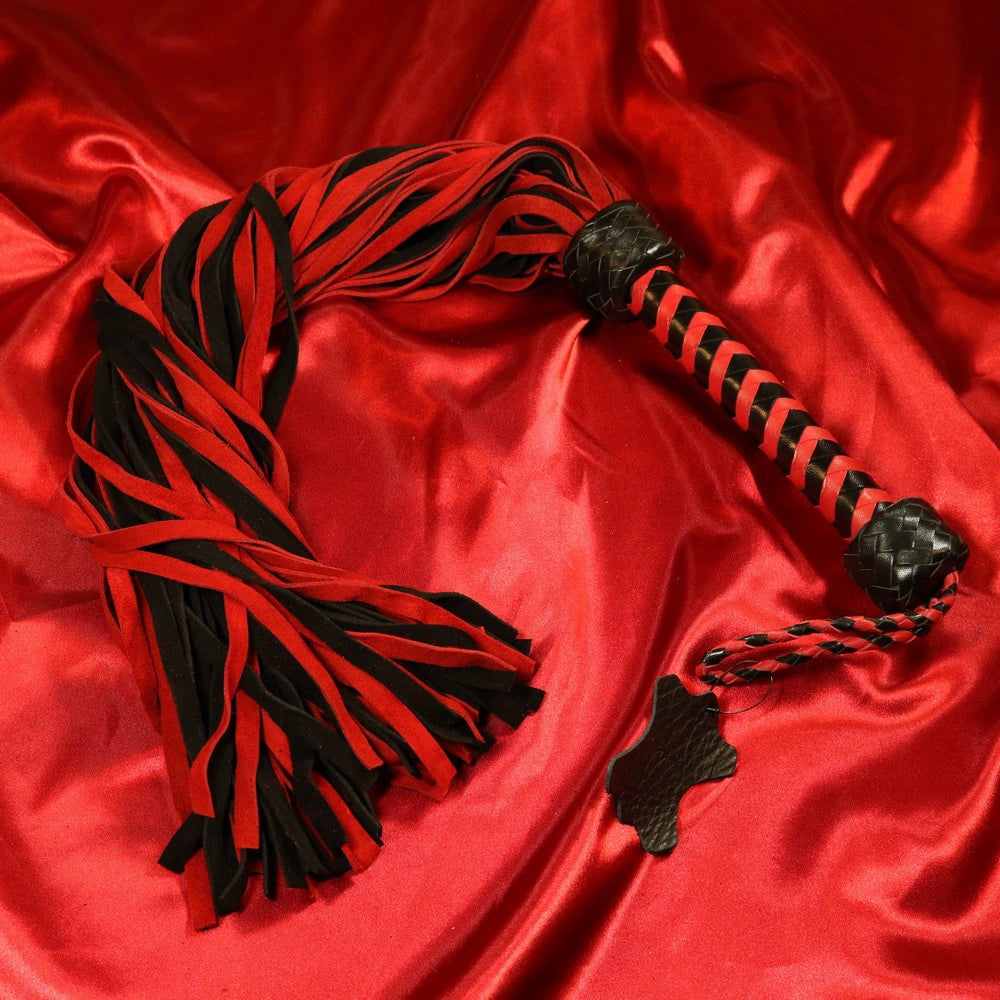 144-svansad röd-svart mocka flogger, exklusiv BDSM-redskap från Chambers of Love