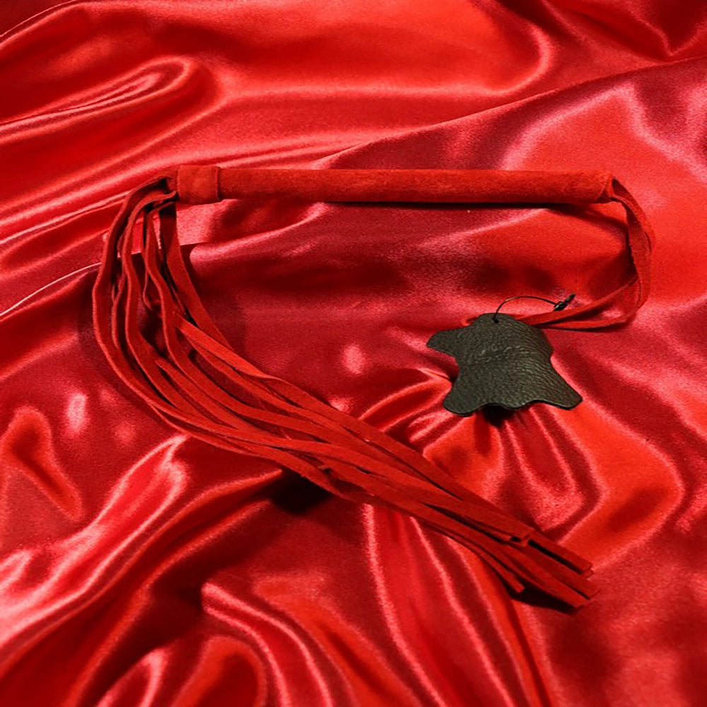 Liten röd mocka piska, exklusiv BDSM-accessoar från Chambers of Love