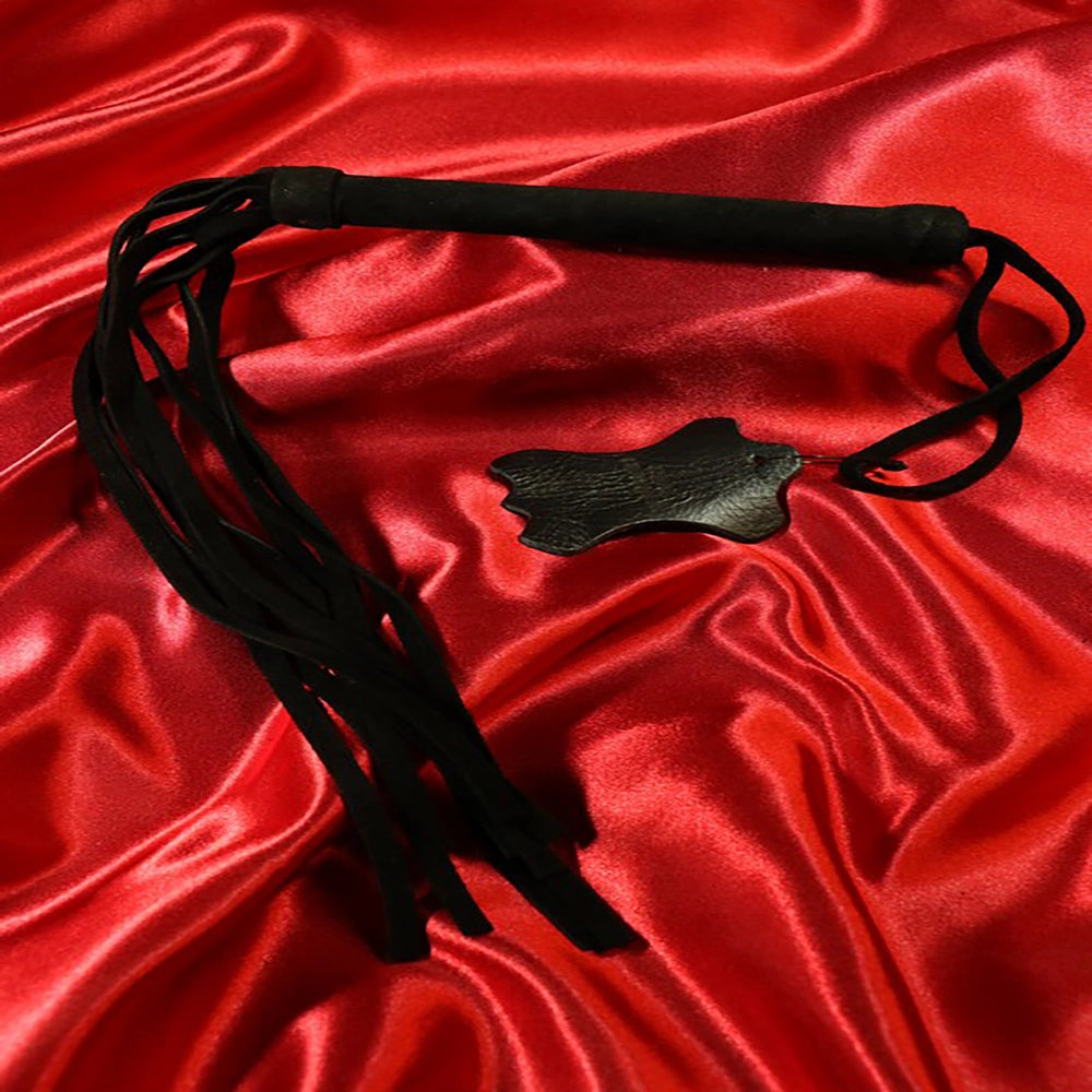 Liten svart mocka piska, exklusiv BDSM-accessoar från Chambers of Love
