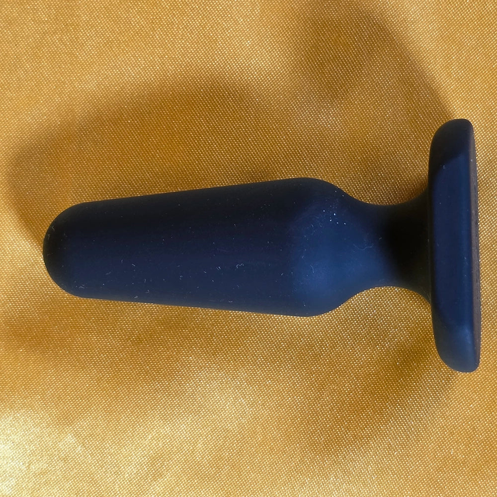 Mini analplug liggande åt vänster sida – detaljbild på slät silikonyta och smal spets på kompakt analplug  från Chambers of Love