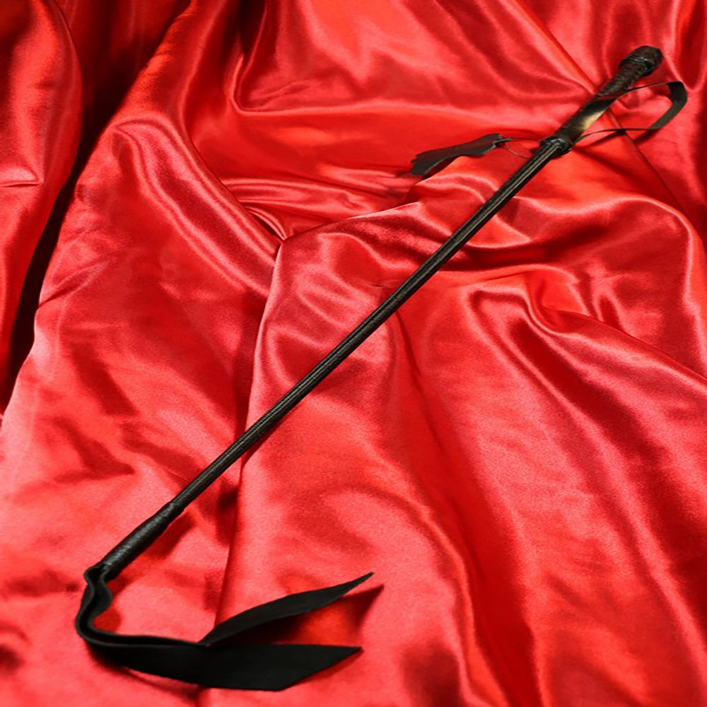 Svart Ridpiska med Dubbel Flärp för intensiva BDSM sessioner - Chambers of Love