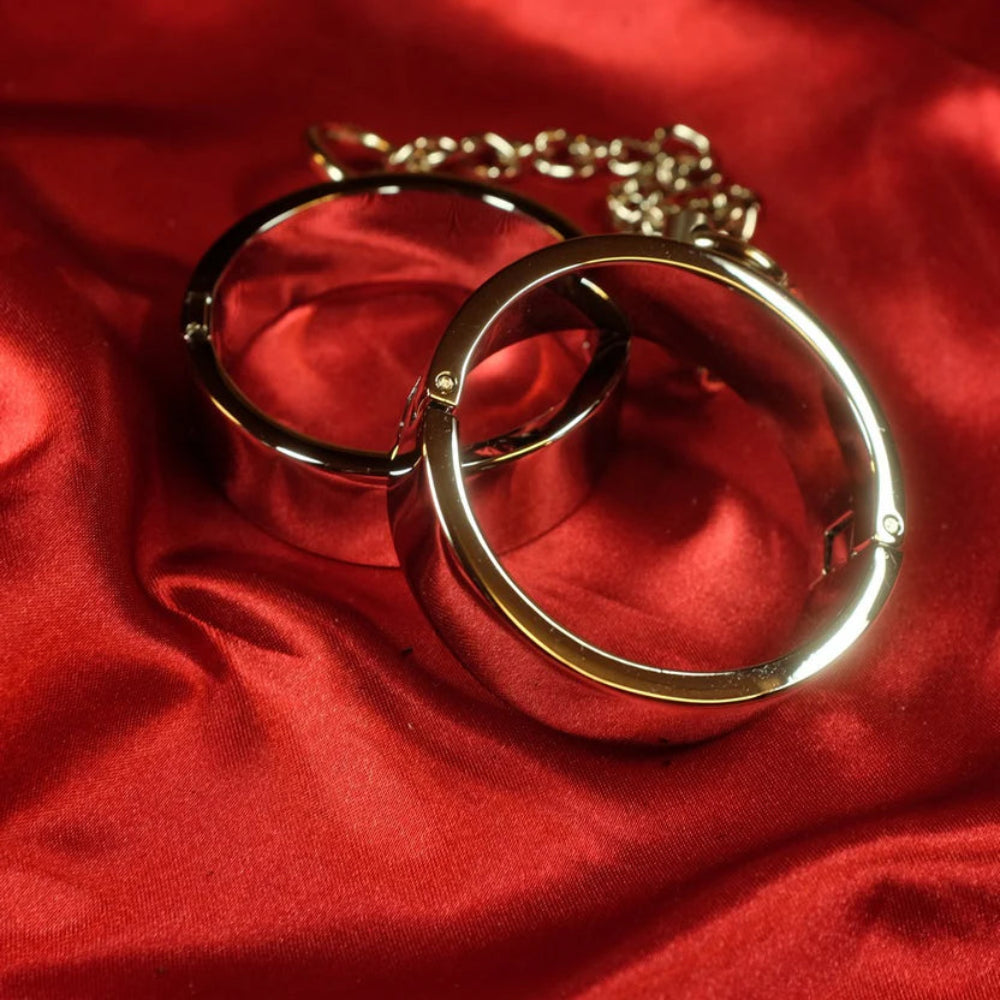 Rostfria BDSM-handbojor Small från Chambers of Love med kedja