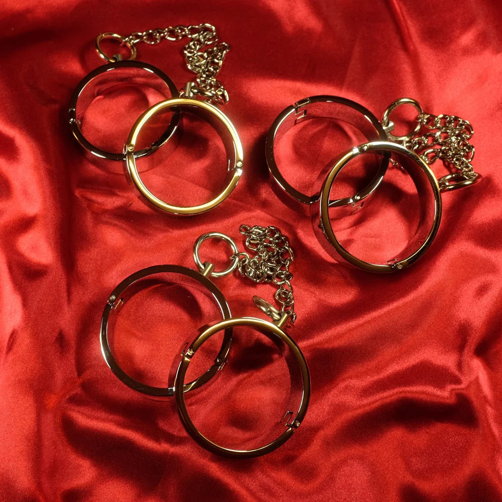 Rostfria BDSM-handbojor från Chambers of Love i olika storlekar med kedja