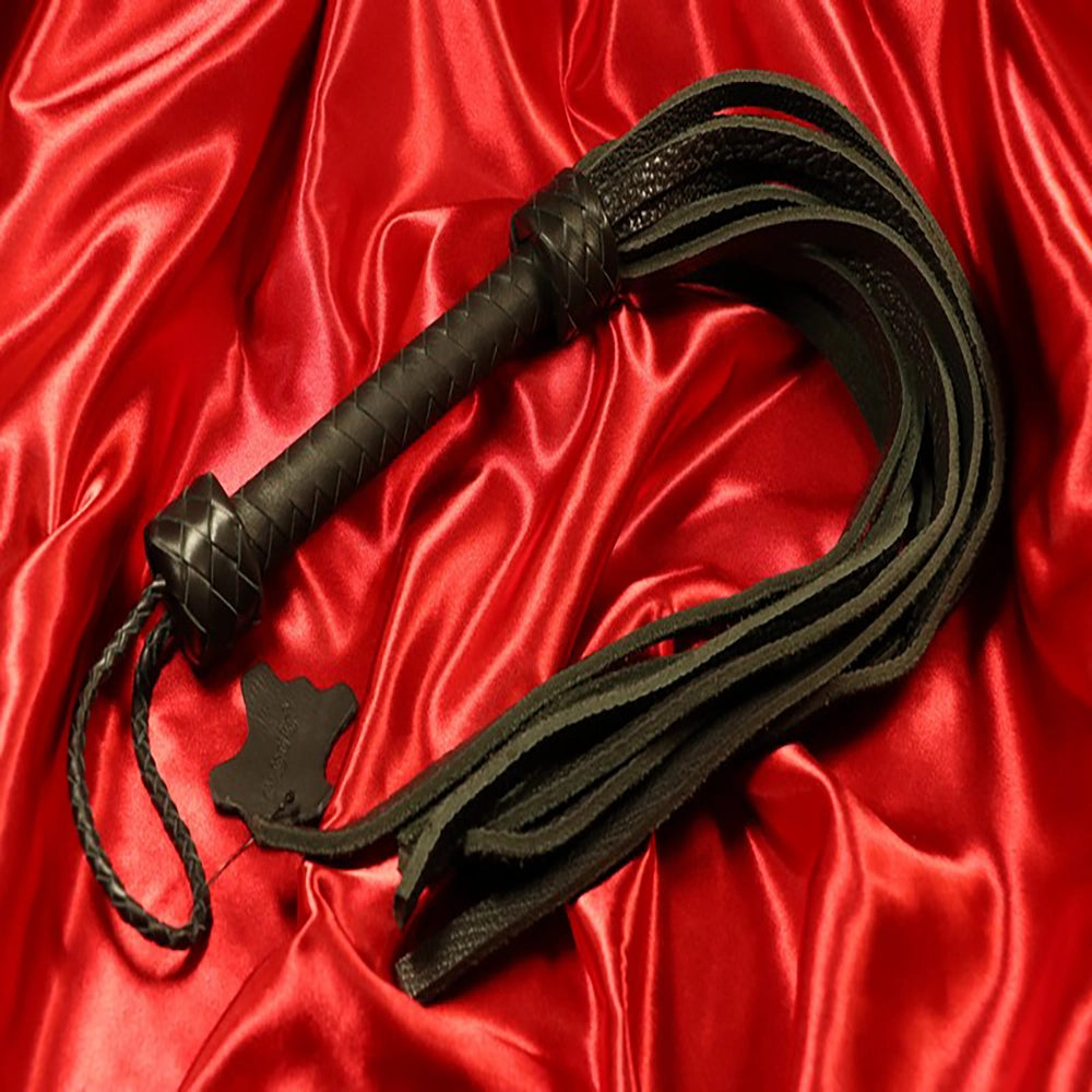 Smal buffelläder flogger i svart äkta buffelläder med 12 smala svansar från Chambers of Love