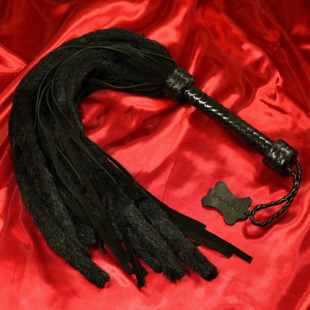 Lång Shaman flogger svart med mockaläder och fuskpäls från Chambers of Love