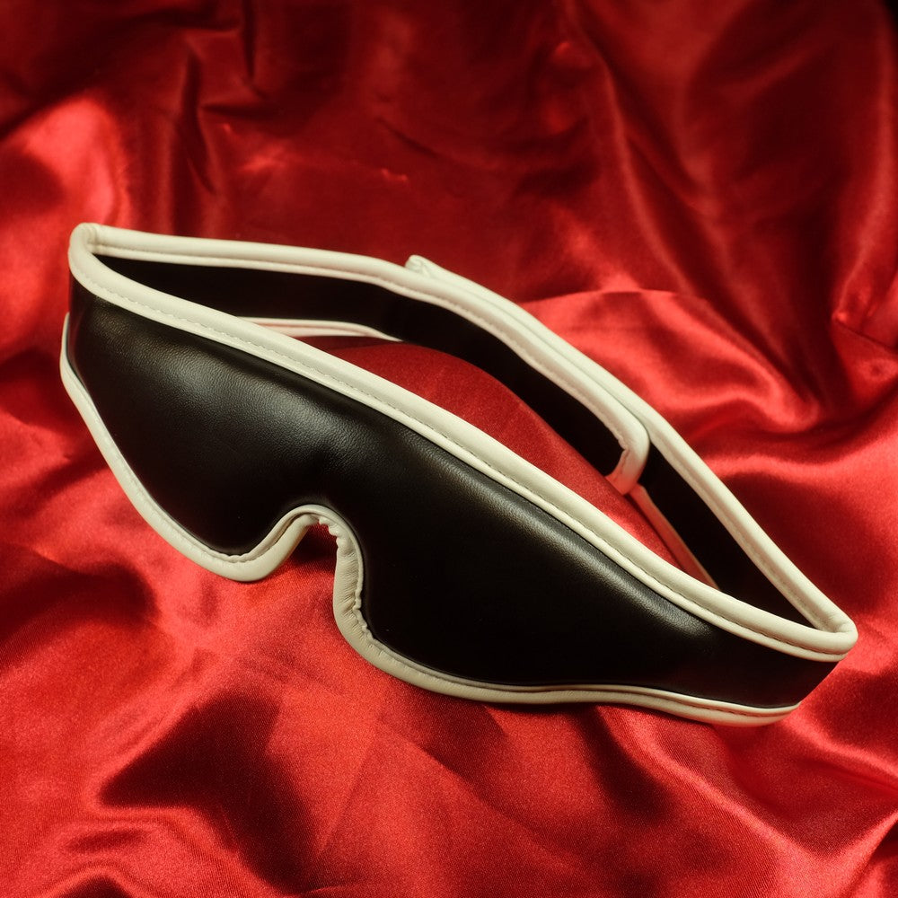 Vadderad ögonbindel med vit kant